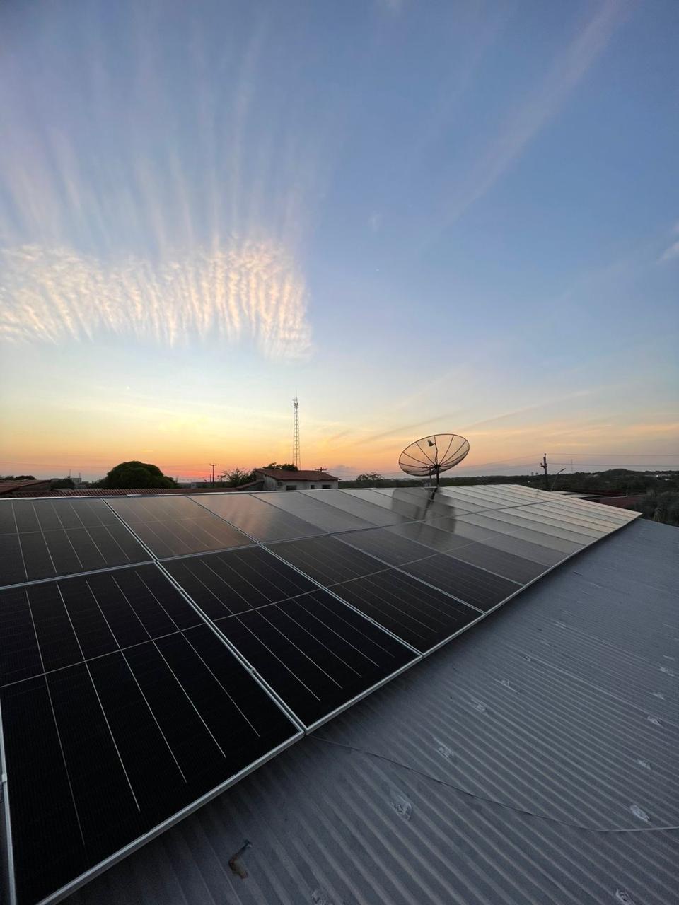 Instalação de painéis solares ao pôr do sol