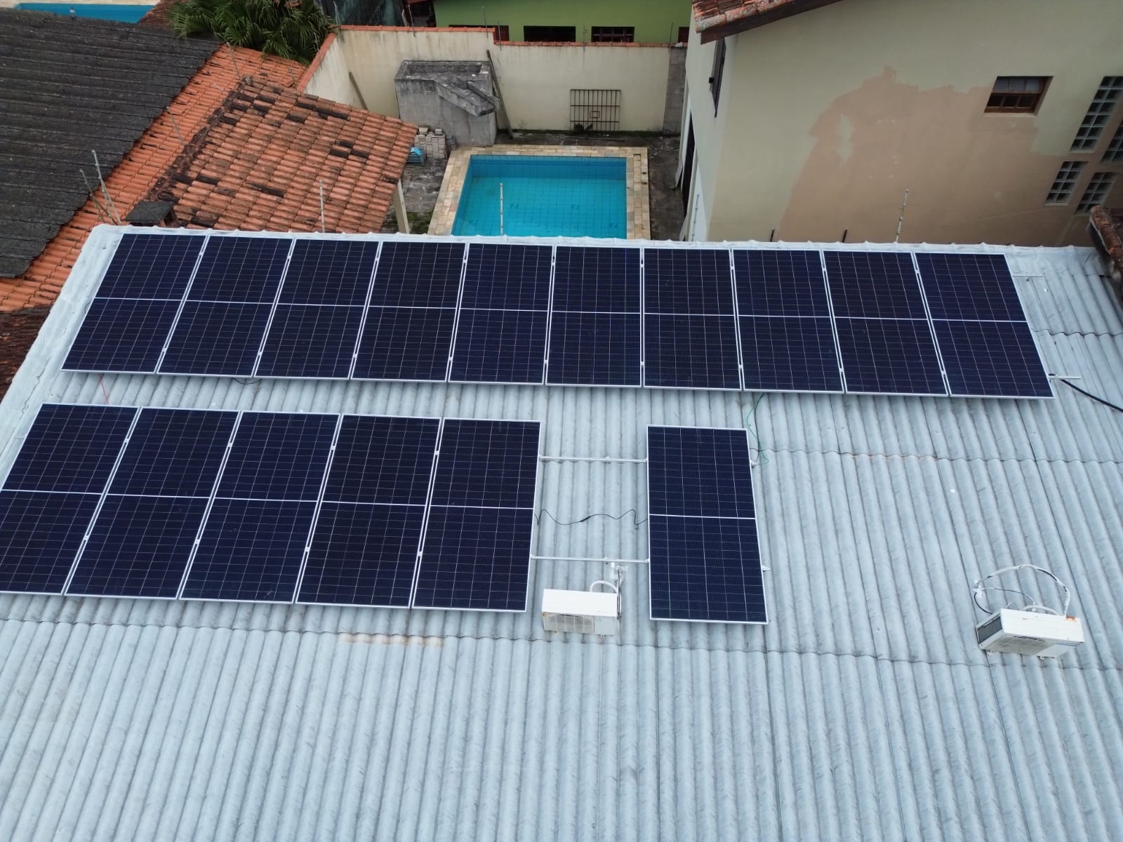 Sistema fotovoltaico em telhado metálico