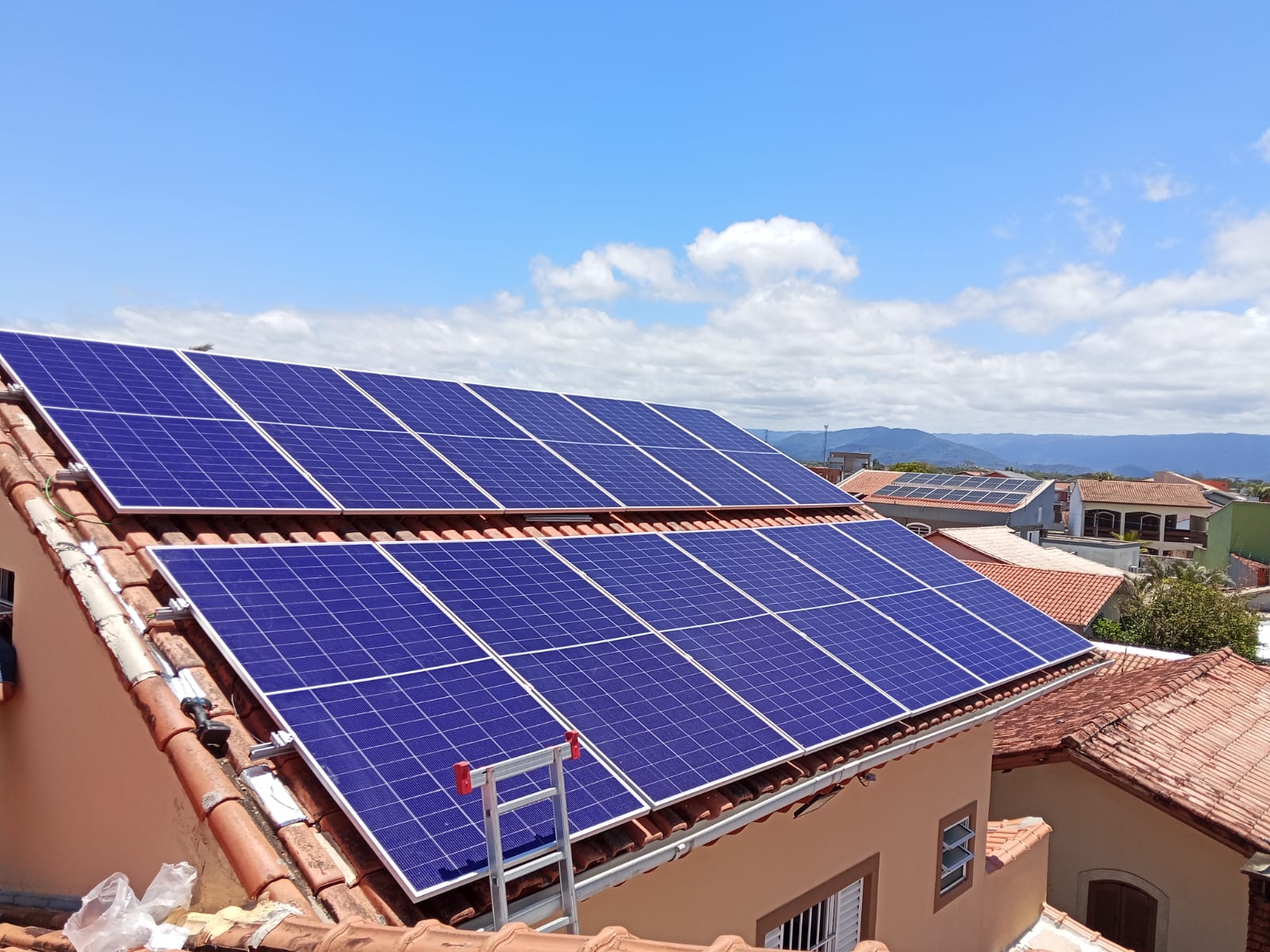 Grande instalação em telhado residencial